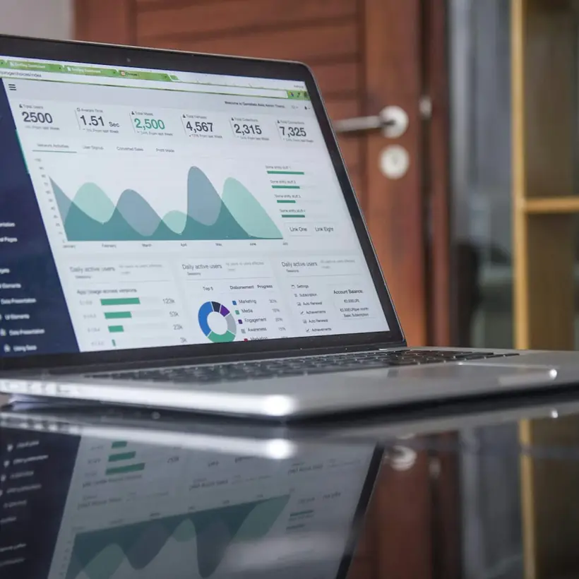 Portátil abierto mostrando gráficas de evolución del tráfico de una web